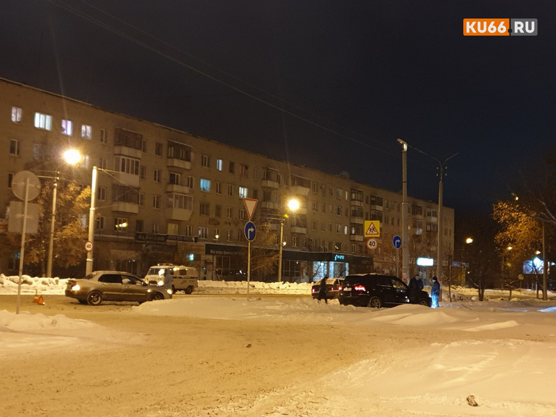 «Головная боль» страховщиков. Женщина-водитель за рулем Mitsubishi Lancer не уступила дорогу и столкнулась с BMW X3 в Каменске-Уральском