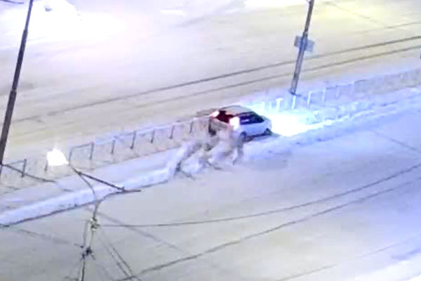 В Каменске на улице Суворова автомобиль протаранил ограждение. ВИДЕО