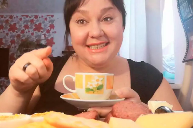 Блогер с пышными формами и любовью к еде завоевывает популярность среди жителей Каменска-Уральского своими простоватыми видеороликами