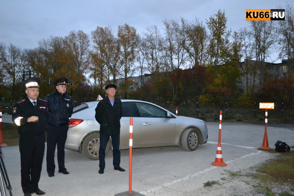 Дорожные инспекторы рассказали ученикам автошкол из Каменска-Уральского об опасностях сумерек и вреде мокрого асфальта для пешеходов