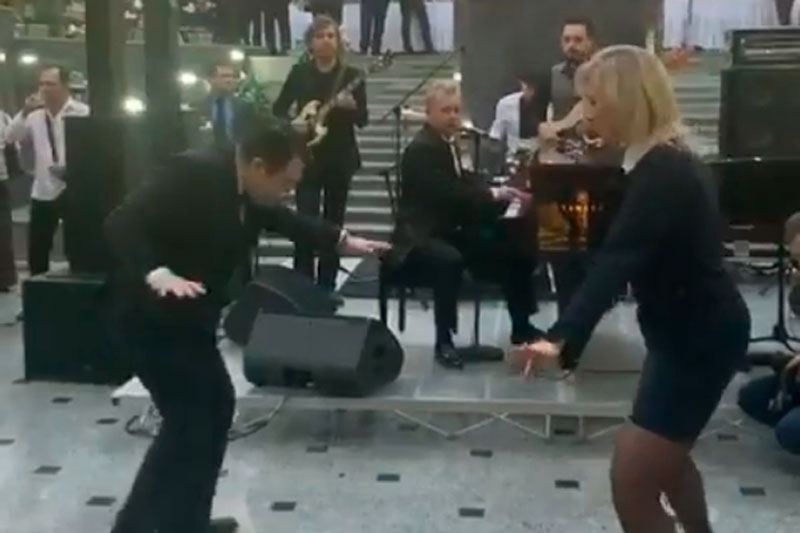 Мария Захарова станцевала на корпоративе в МИД. ВИДЕО
