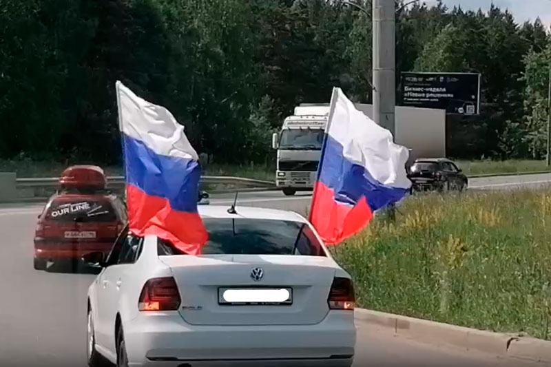 День государственного флага России — уже в эту субботу — в Каменске-Уральском отметят автопробегом. Где увидеть колонну машин?