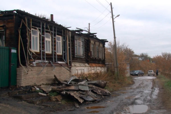 В Каменске-Уральском сотрудник ГИБДД спас семью с двумя детьми из горящего дома