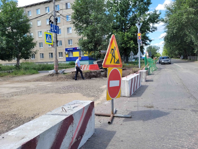 В Каменске-Уральском завершили ремонт трассы по улице Калинина — движение открыто | Движение по улице Калинина в Каменске-Уральском снова открыто