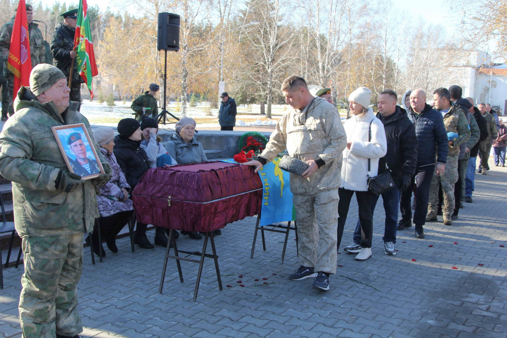 В Каменске-Уральском похоронили десантника, погибшего на СВО В Каменске-Уральском похоронили десантника, погибшего на СВО