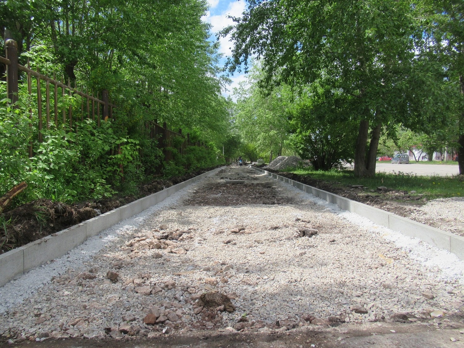 В Каменске-Уральском на ул. Рябова, Алюминиевой, Гоголя и Каменской ремонтируют тротуары. «Нынешние удобнее, их одевают в бордюры»