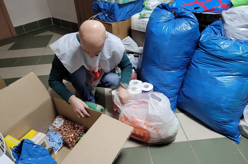 Жители Каменска-Уральского несут в отделение Красного Креста для беженцев из Донецка и Луганска продукты, белье, бытовую технику