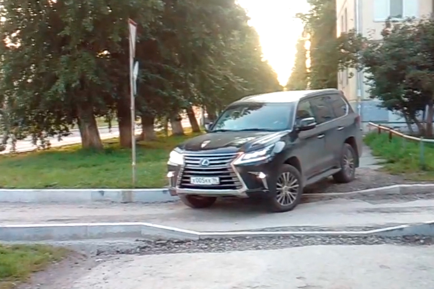 По тротуару с заездом на газон, не спеша: смотрите, что творит автохам на огромном Лексусе на пешеходной зоне у дома по пр. Победы По тротуару с заездом на газон, не спеша: смотрите, что творит автохам на огромном Лексусе на пешеходной зоне у дома по пр. Победы