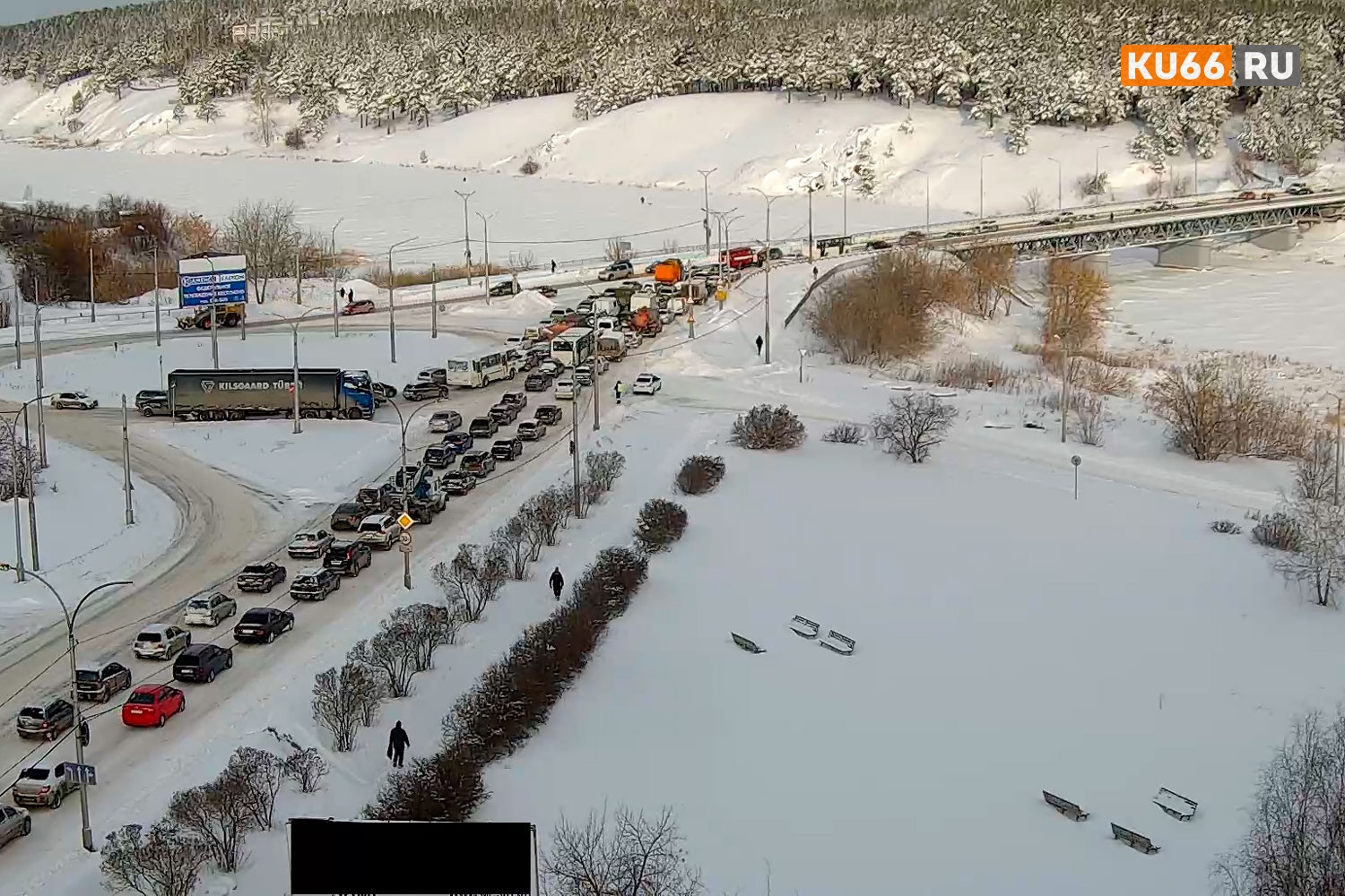 Наш on-line: пробка на Байновском мосту, объезд через Монастырку перекрыт. Междугородние перевозки в Екатеринбург и Челябинск запрещены!