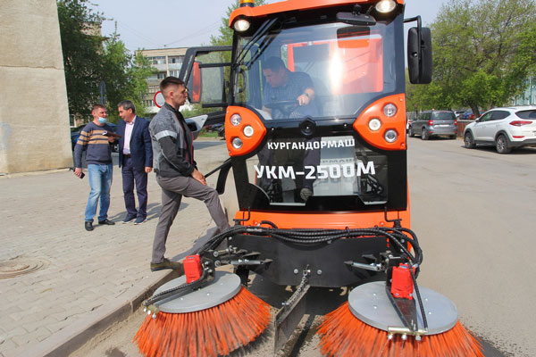 Каменцы подсказали местной власти, хотят ли они, чтобы чиновники купили всесезонную спецмашину для уборки, и заявили: тротуаров в городе нет