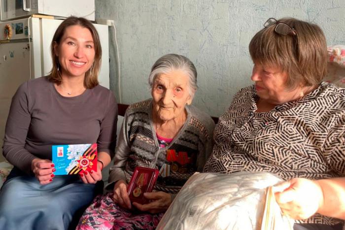 «Вы наша гордость!»: начальник управления культуры вручила медаль «80 лет Победы» труженице тыла Анне Степановне Бурковой | В Каменске-Уральском труженице тыла Анне Бурковой вручили медаль «80 лет Победы»