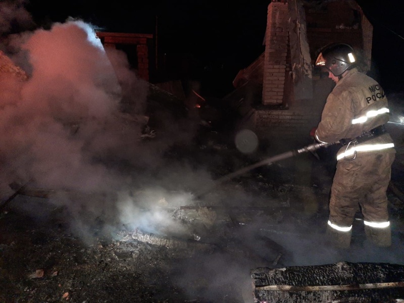 Ночью в селе под Каменском-Уральским сгорели дом-баня и частный жилой дом