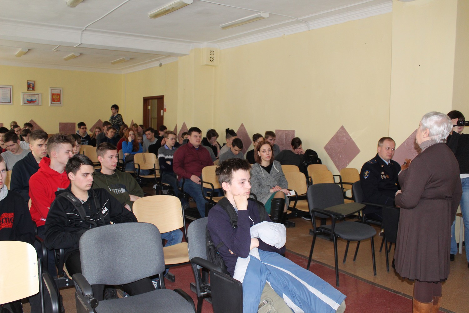 Ученикам колледжа полицейские Каменска-Уральского поведали о беде интернета — о мошенничествах, вербовке и распространении наркотиков