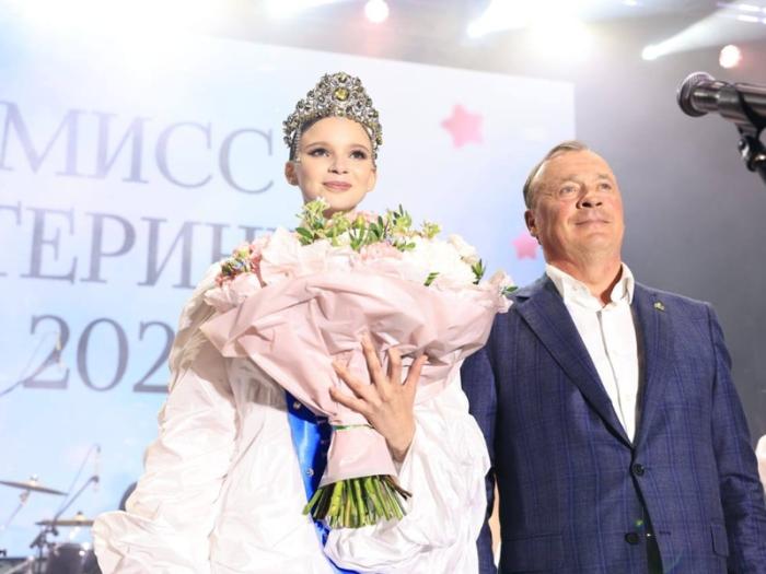 19-летняя Зоя Белоногова стала мисс Екатеринбург, получила корону и путевку в Японию | В Екатеринбурге выбрали мисс города: победила 19-летняя Зоя Белоногова