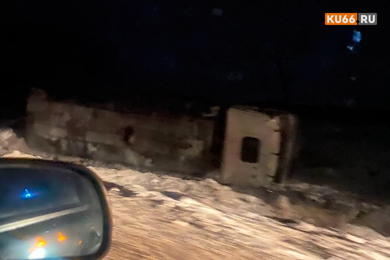 На Южном обходе Каменска перевернулся грузовой Мерседес, на котором везли молоко в Шадринск. Очевидец: «Он сальто сделал, его занесло»