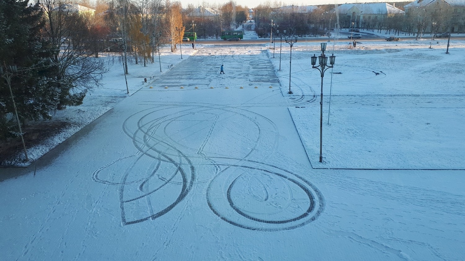 «Проник, как вор...». В Каменске-Уральском неизвестный устроил дрифт-шоу на новой плитке перед ДК «Современник» и попал на видео