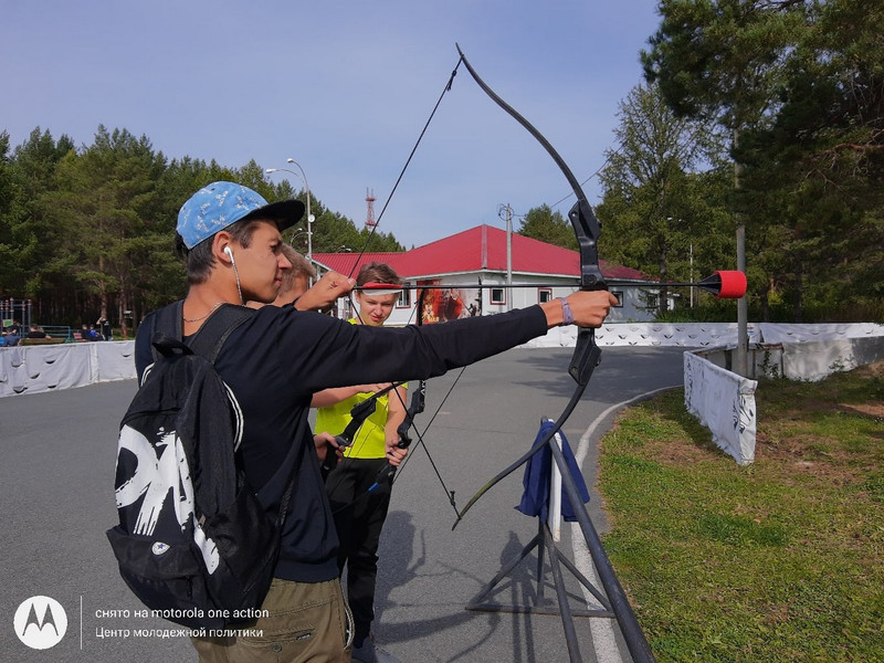 Ребята со всей округи собрались в «Березовой роще», чтобы поучаствовать в военно-спортивных играх «Каменские патриоты». Скучать им тут не пр