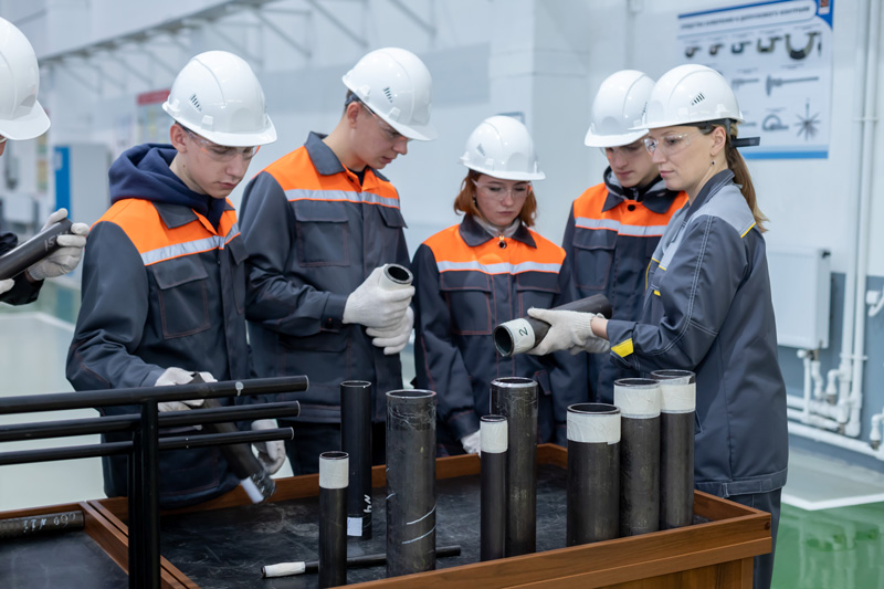 «Я хочу работать здесь». На СинТЗ нашли способ пополнять кадры современными специалистами. Их «смотрят» на учебном полигоне