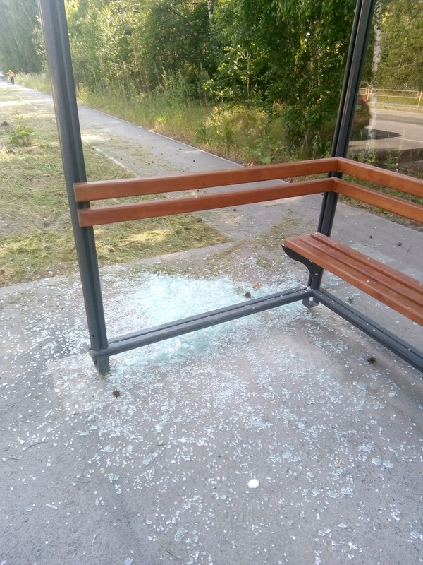 Благодаря камерам видеонаблюдения удалось узнать, как на остановке «Диагностический центр» в Каменске-Уральском разбилось стекло...