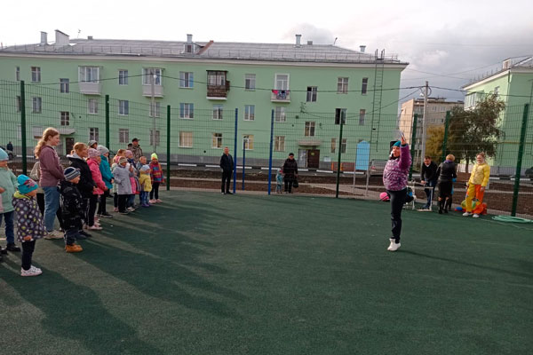 И для занятий спортом, и для игр, и для отдыха: в Каменске-Уральском открыли после реконструкции самый большой двор для жителей семи домов