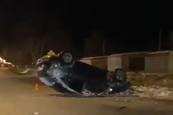 В Каменске-Уральском перевернулся автомобиль. Водитель был пьян. ВИДЕО