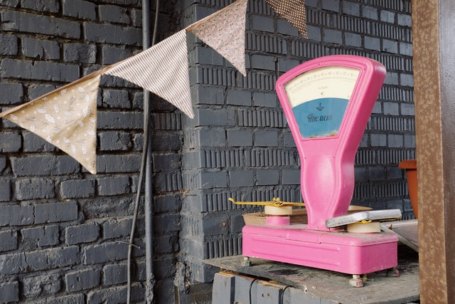 Среди ночи злоумышленник с ножом в руке пришел в магазин с "новогодним" названием в Каменске-Уральском и украл... весы!