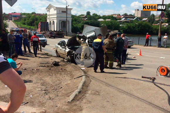 Столкнулись три автомобиля! Подробности ДТП в Каменске-Уральском, в котором пострадали четыре человека. ФОТО, ВИДЕО