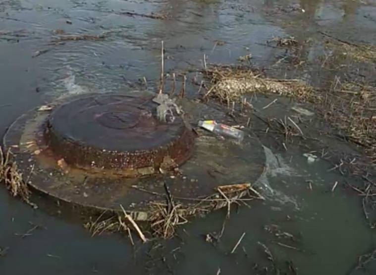 «Вонь стоит страшная». В Исеть у пос. Мартюш под Каменском-Уральским из прорвавшегося старого коллектора хлынули фекальные воды