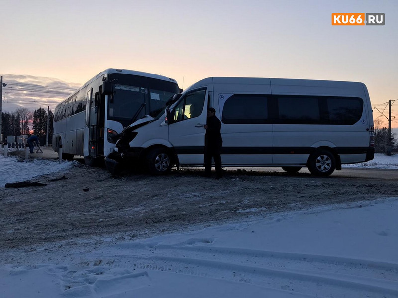 «Мерседес» выехал на встречку. Подробности лобового ДТП с двумя автобусами, в том числе рейсовым «Каменск-Уральский — Екатеринбург»