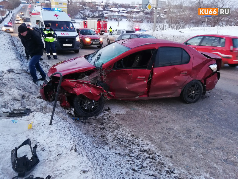 Жесткое ДТП в Каменске-Уральском: утром на ул. Карла Маркса в Каменске столкнулись легковушка и кроссовер. Двое пострадали