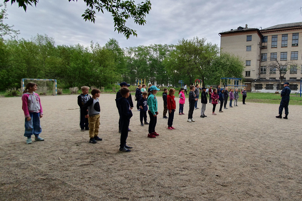 «Зарядка со стражем порядка»: в Каменске полицейские занялись с детьми спортом, а потом рассказали, как поддерживать себя в хорошей форме «Зарядка со стражем порядка»: в Каменске полицейские занялись с детьми спортом, а потом рассказали, как поддерживать себя в хорошей форме