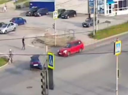 В Каменске-Уральском произошло ДТП с 2 легковушками. Видео | В уральском городе произошло ДТП с 2 легковушками