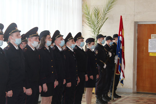 В Каменске-Уральском молодые сотрудники полиции приняли Присягу