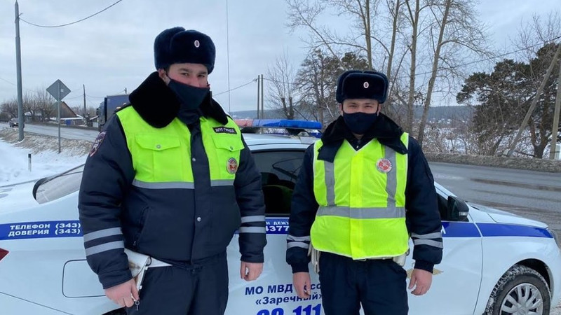 Сотрудники ГИБДД привезли домой 76-летнего мужчину — его все искали, а он шел по трассе «за водой» в 40 км от города