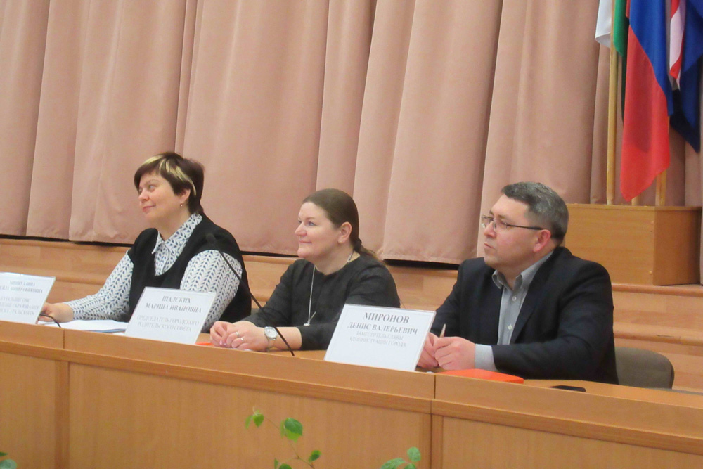 Родители в Каменске-Уральском обсуждали предстоящие новогодние каникулы и суицидальные настроения своих сыновей и дочерей