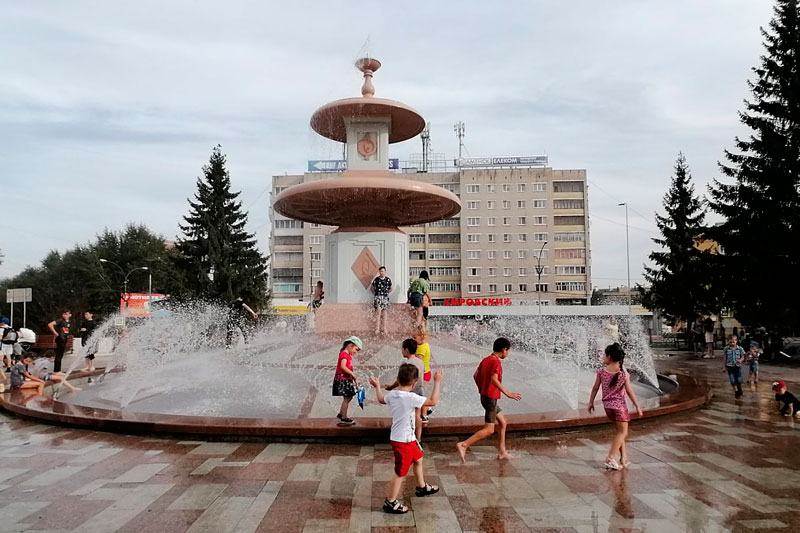 Что ж вы творите? Рабочие ужаснулись, когда увидели, как каменцы кидают в новый фонтан на пл. Горького ветки, шишки, игрушки и даже швеллер