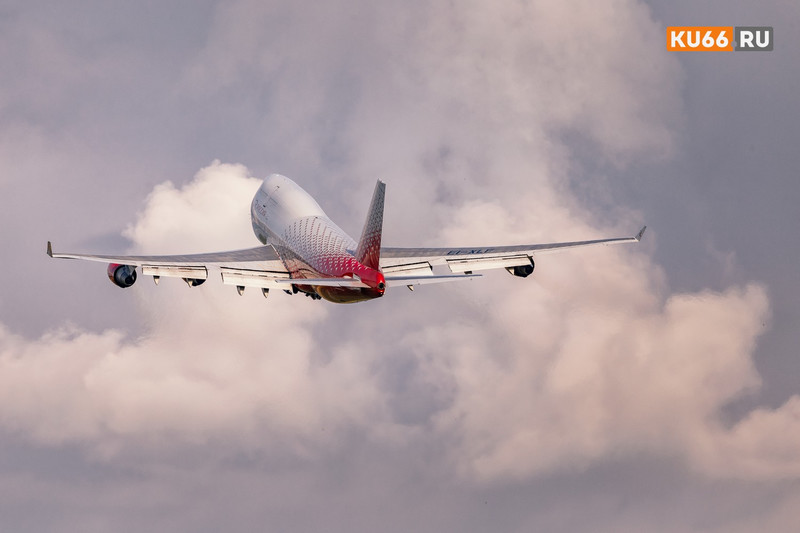 В Тюмени у самолета во время взлета взорвался двигатель В Тюмени у самолета во время взлета взорвался двигатель