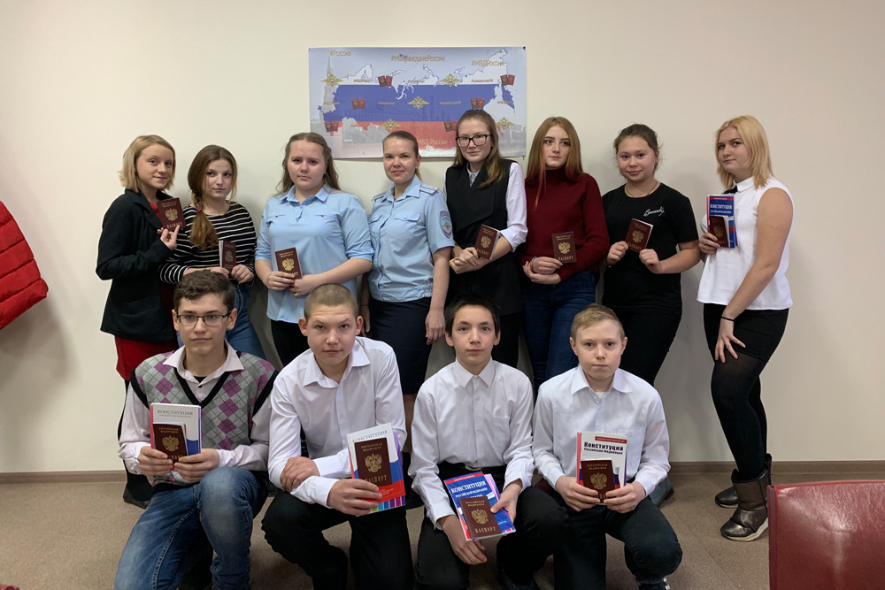 Начальник отдела полиции и спикер Думы Каменского района вручили четырнадцатилетним парням и девушкам первые в их жизни паспорта