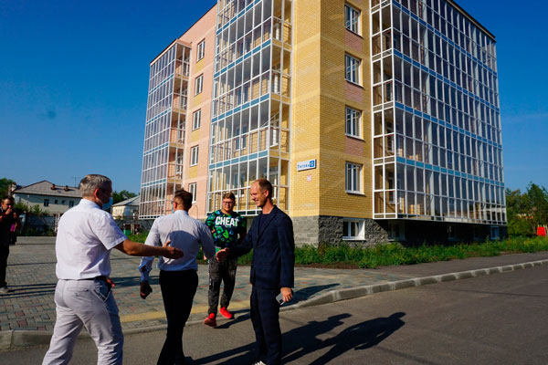 Спрос есть. Мэр проехался по стройплощадкам Каменска-Уральского, чтобы пообщаться с рабочими и узнать, как продаются квартиры