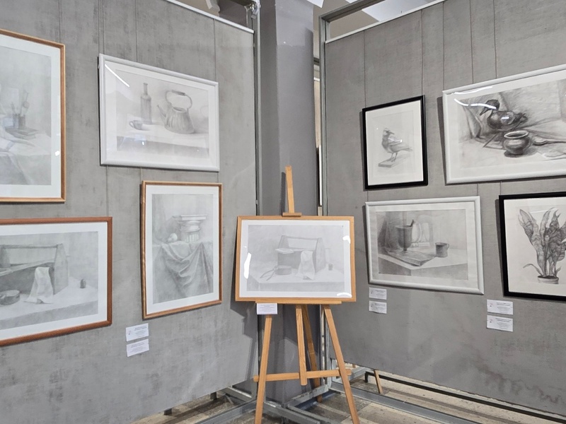 В Каменске-Уральском открылась детская выставка «Всё лучшее-2025» с 300 работами юных художников | В Каменске-Уральском открылась выставка «Всё лучшее-2025»: сотни детских работ украсили городской зал В Каменске-Уральском открылась детская выставка «Всё лучшее-2025» с 300 работами юных художников | В Каменске-Уральском открылась выставка «Всё лучшее-2025»: сотни детских работ украсили городской зал