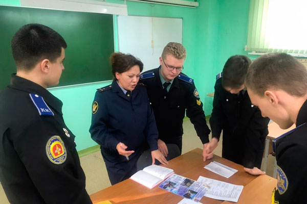 Сотрудник ИК-47 рассказала кадетам, как стать курсантом вуза ФСИН