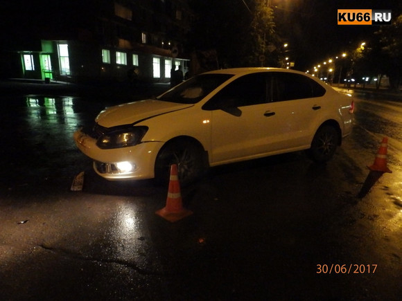 «Немец» столкнулся с отечественной легковушкой в Каменске-Уральском. Как часто бывает, один водитель, поворачивая налево, не уступил другому