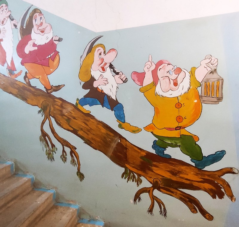 Жильцы подъезда в пятиэтажке в Каменске-Уральском скинулись по 500 рублей, чтобы их сосед нарисовал на стенах героев сказок