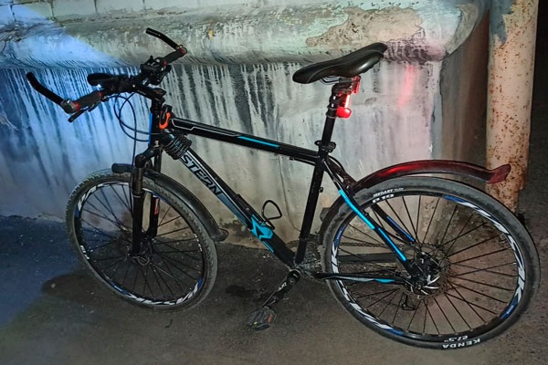 Вечером в Каменске-Уральском неизвестный похитил дорогой велосипед от дверей «Сушкоф»