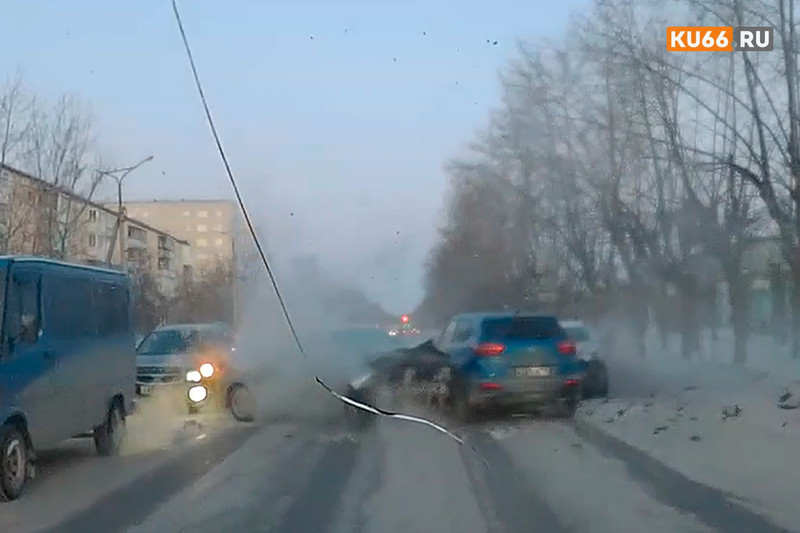 Жесткое ДТП на ул. Лермонтова в Каменске-Уральском: столкнулись четыре иномарки. С места столкновения на «скорых» увезли трех человек