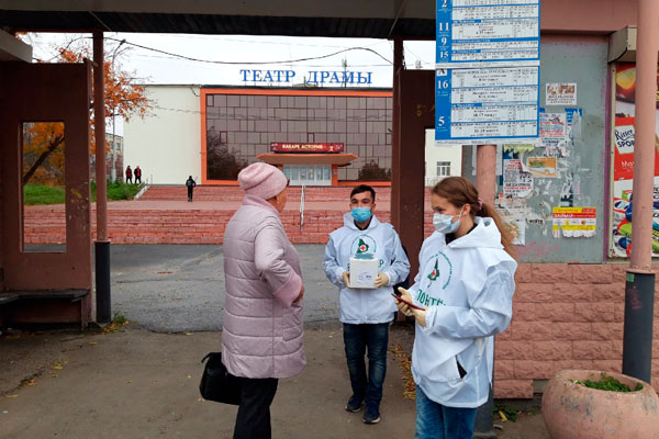 На остановки автобусов вышли волонтеры в Каменске-Уральском — говорили о важности ношения масок, а у кого нет — раздавали бесплатно