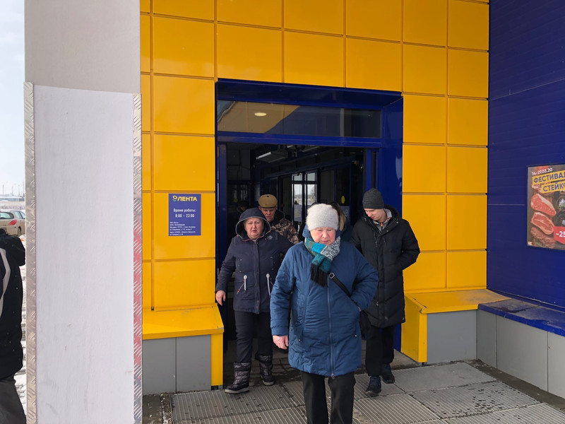 "Выведено около 50 человек". Из ТЦ "Лента" в Каменске-Уральском эвакуировали посетителей и персонал - говорят, нашли подозрительный пакет...