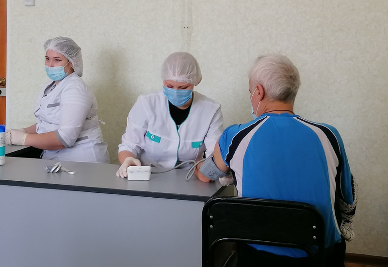 В новом для каменцев прививочном пункте весь день дежурил главврач — он давал горожанам советы, как действовать, когда «укололся»...