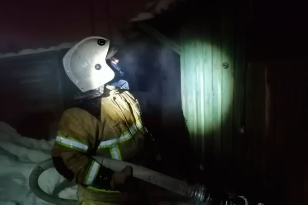 Ночью под Каменском-Уральским сгорела баня и хозпостройки