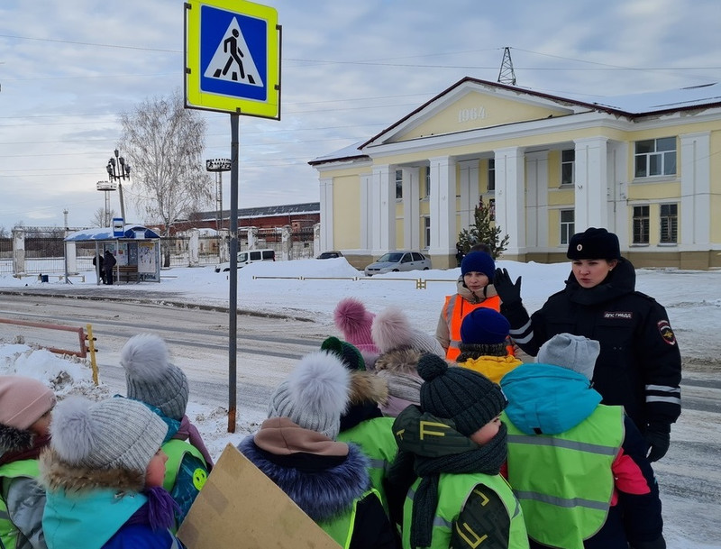 Каменские дети осваивают с сотрудниками ГИБДД правила дорожного движения